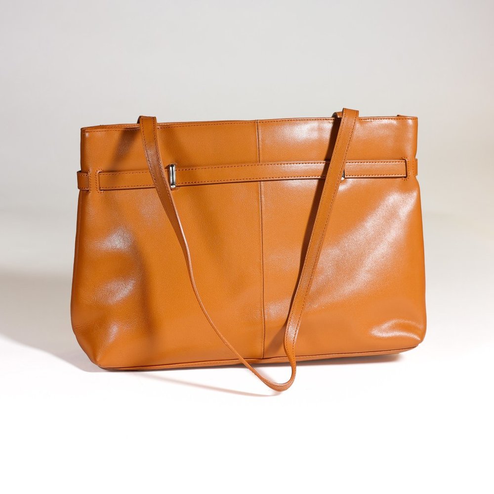 BRAND NEW BCBG Genuine Italian Leather Shoulder Bag in Camel - NEVER WORN